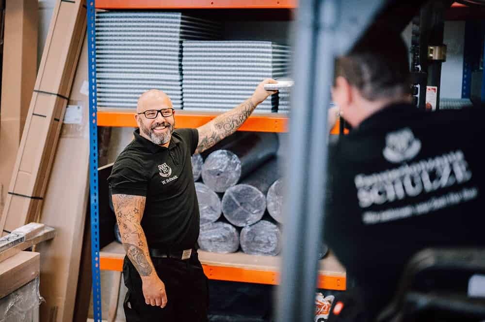 alt="Effiziente Arbeitsvorbereitung im Kundendienst – präzise Planung, optimale Materialbereitstellung und abgestimmte Einsatzzeiten bei Fensterkonzepte Schulze. Reibungsloser Ablauf für Fenster- und Türmontagen in Köln."