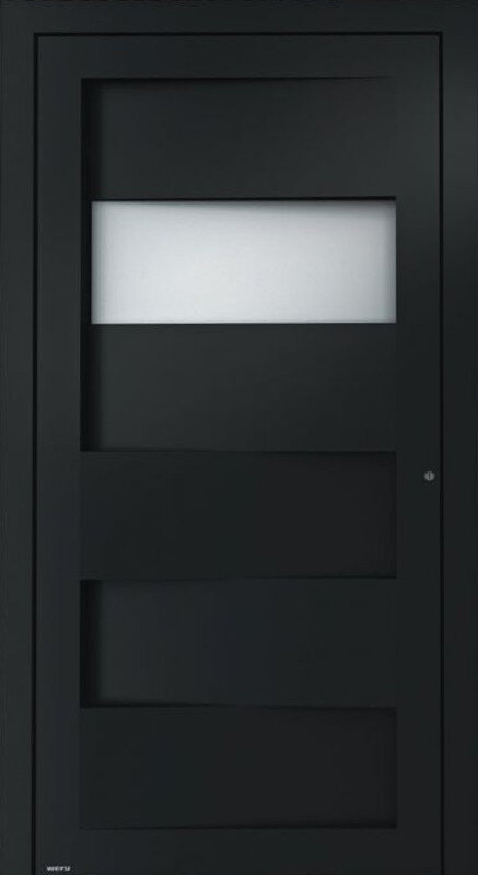 Schwarze Tür mit vier horizontalen Paneelen und einem rechteckigen Fenster.