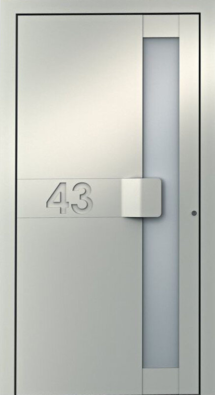 Eine weiße Tür mit der Hausnummer 43.