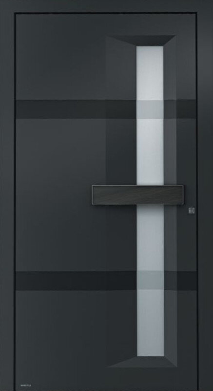 Eine graue Tür mit einem vertikalen Glasfeld und einem horizontalen schwarzen Griff.