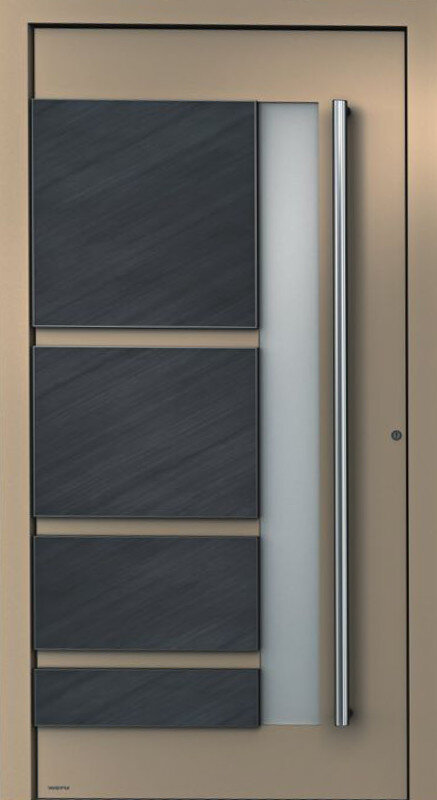Eine braune Tür mit einem großen vertikalen Glaseinsatz und einem silbernen Türgriff.
