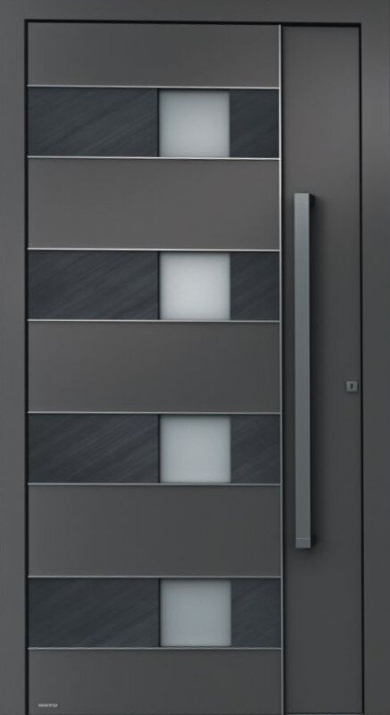 Graue Haustür mit vier quadratischen Fenstern und einem Griff.