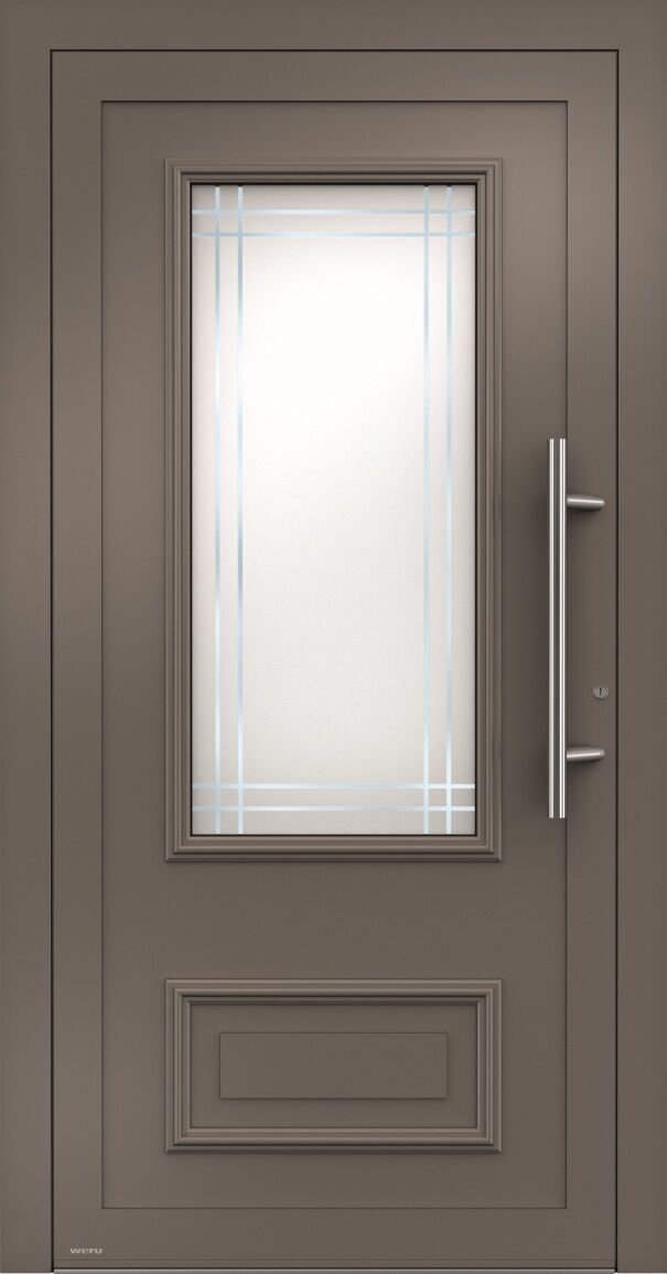 Braune Tür mit einem rechteckigen Fenster mit Gittern und einem silbernen Türgriff.