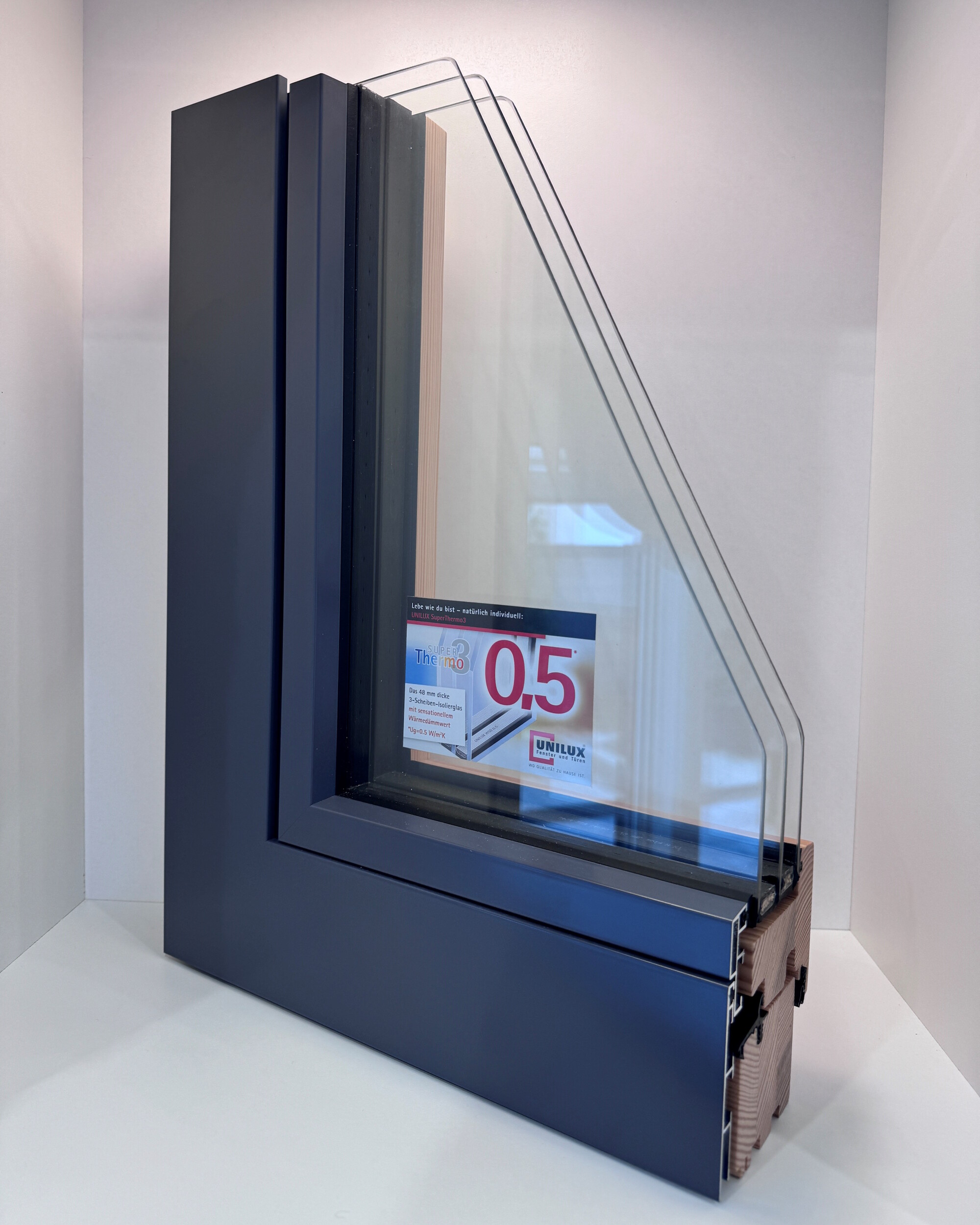 Hochwertige Holz-Alu-Fenster mit natürlicher Holzoptik innen und wetterfester Aluminium-Schale außen – nachhaltige Premium-Fenster für Ihr Zuhause
