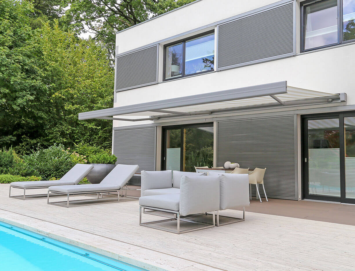Moderne Kassettenmarkise auf Terrasse in Köln mit elegantem Sonnenschutz von Fensterkonzepte Schulze