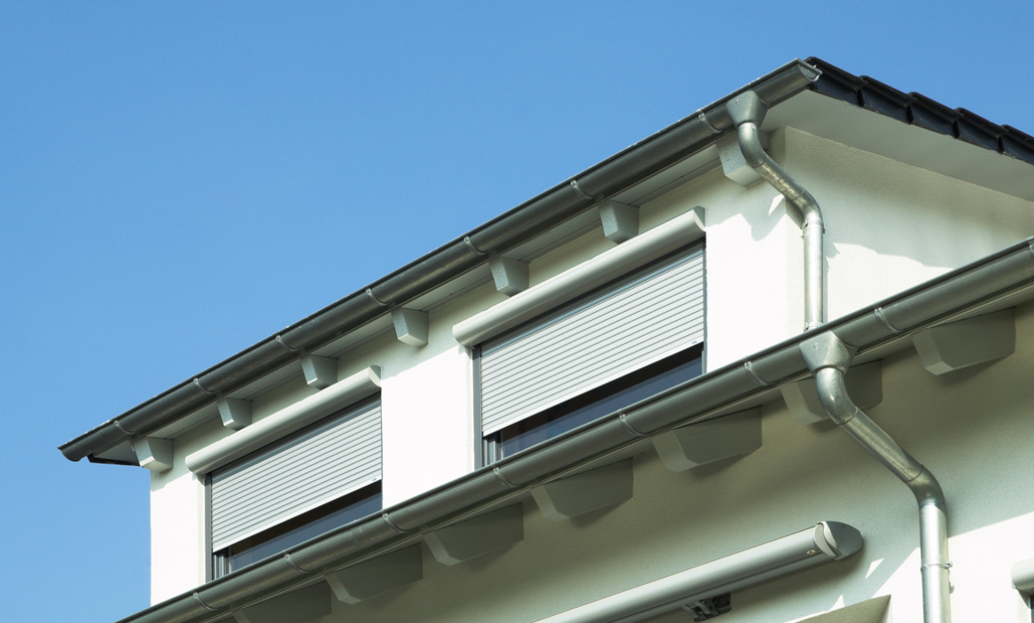 ROMA Vorbaurollladen an moderner Hausfassade in Köln