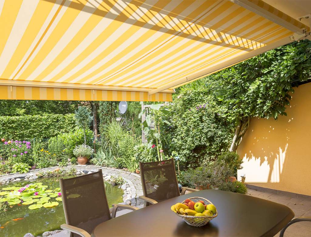 Wohnliche Terrasse mit Markise als geschützter Außenbereich
