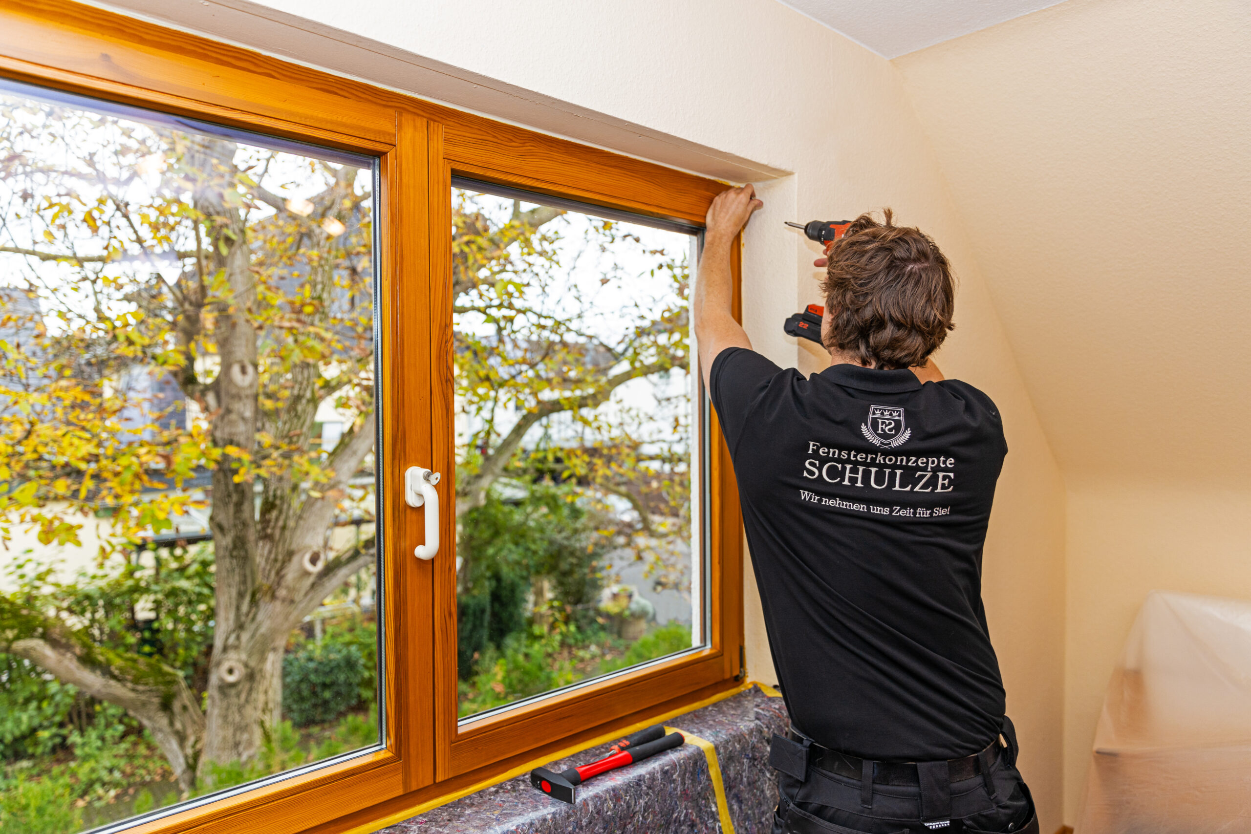 Servicetechniker bei Arbeiten am Fenster