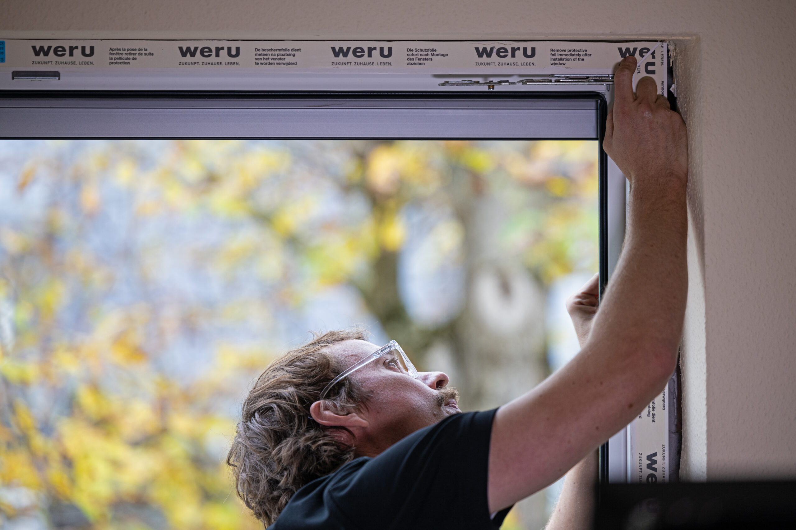 Exakte Einstellung und Montage am Fenster