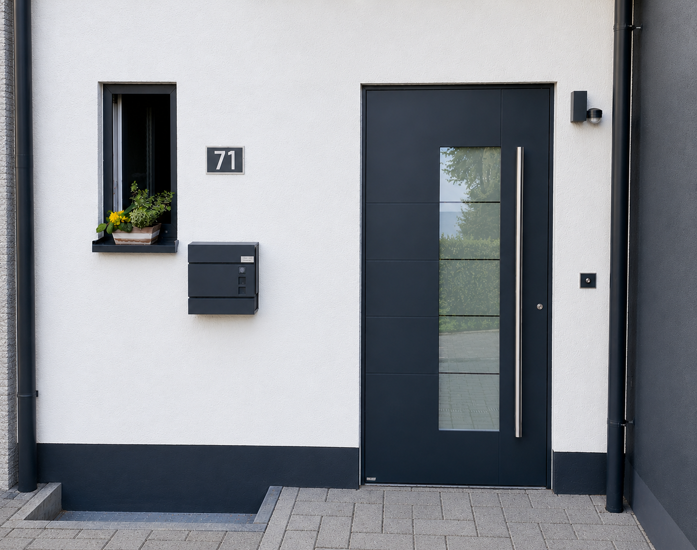 Älteres Paar sitzt entspannt unter einer modernen Markise auf der Terrasse in Köln