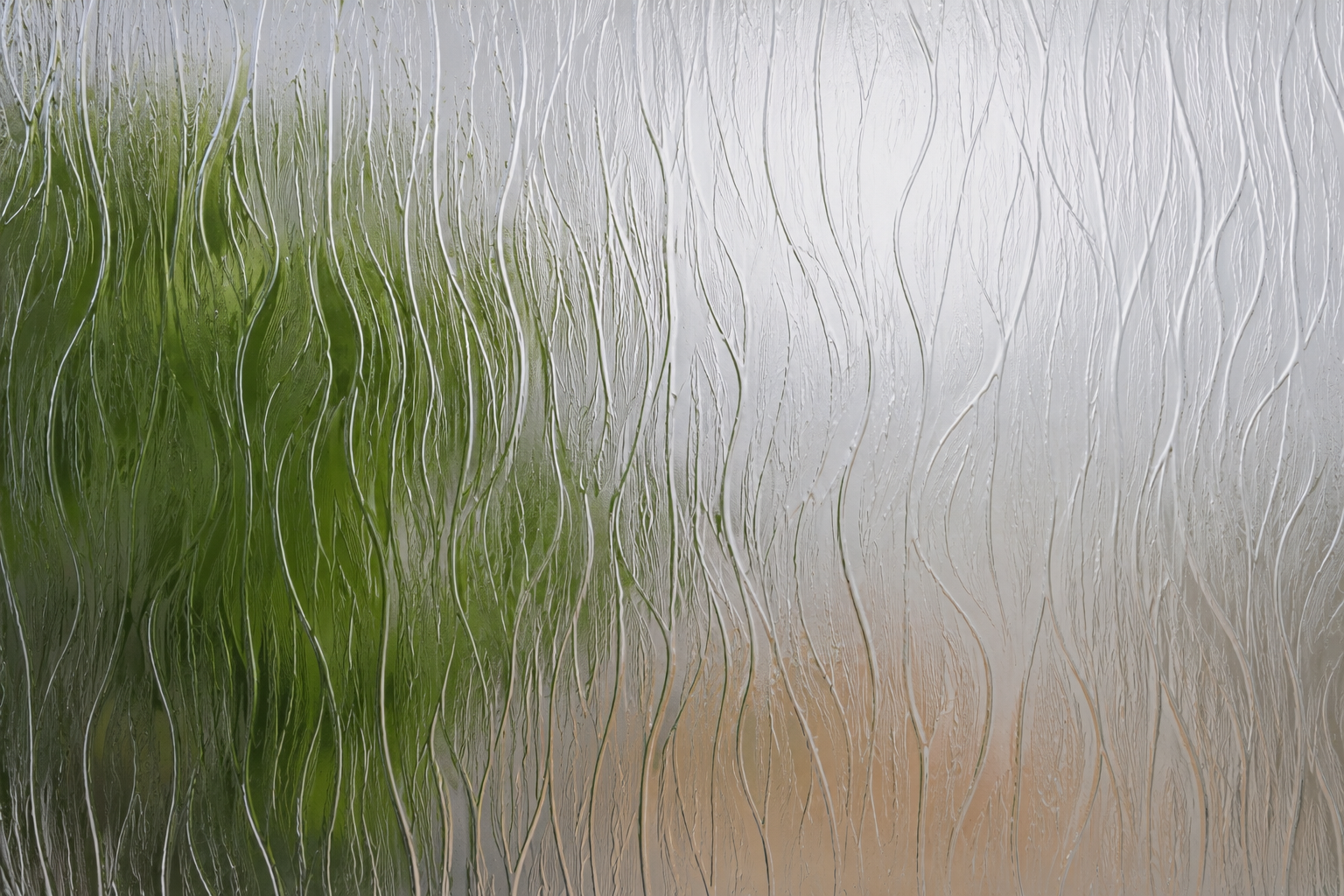 Uadi Designglas mit wellenartiger Struktur